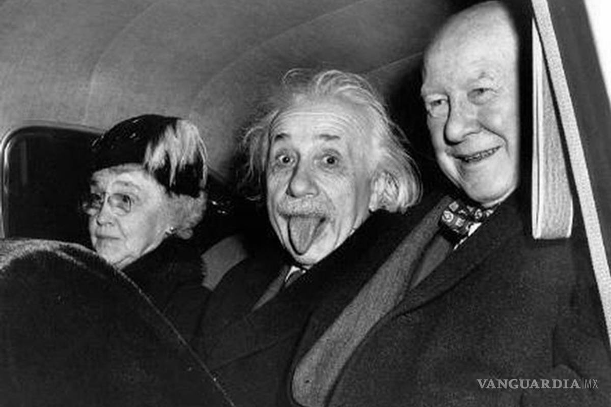 $!¿Por qué Albert Einstein sacó la lengua en esta foto?