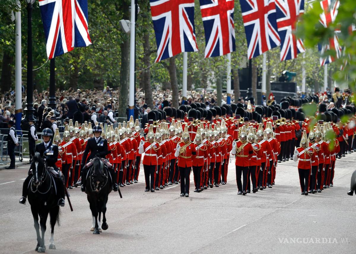 $!Miembros de la Caballería de la Casa de los Salvavidas siguen el ataúd que con el cuerpo de la Reina Isabel II mientras es transportado a Westminster Hall.