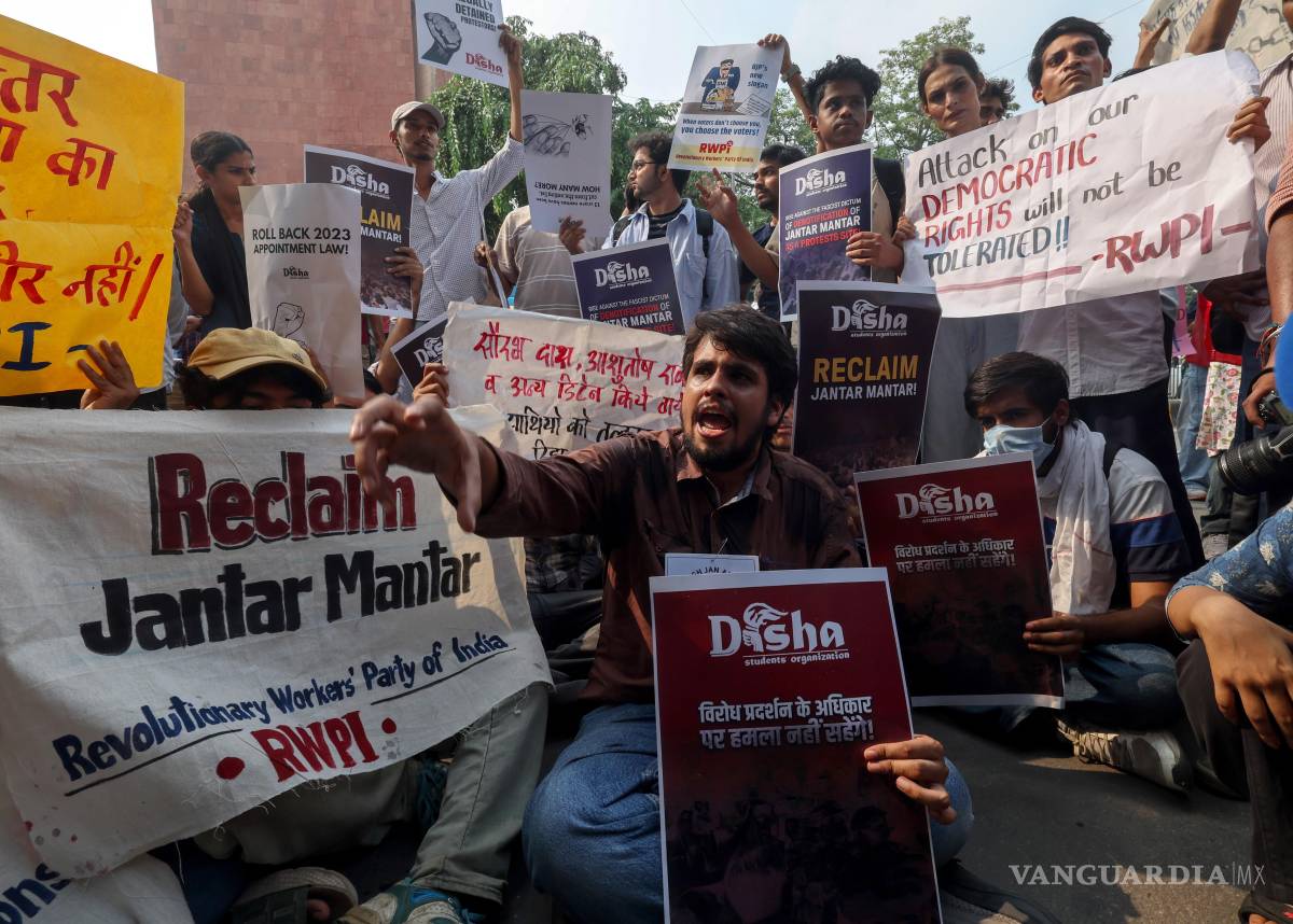 $!Activistas y jóvenes indios se congregan en Nueva Delhi, India, para exigir la dimisión del presidente de la comisión electoral, Gyanesh Kumar, acusado de manipular las listas de votantes eliminando más de 130 millones de registros.