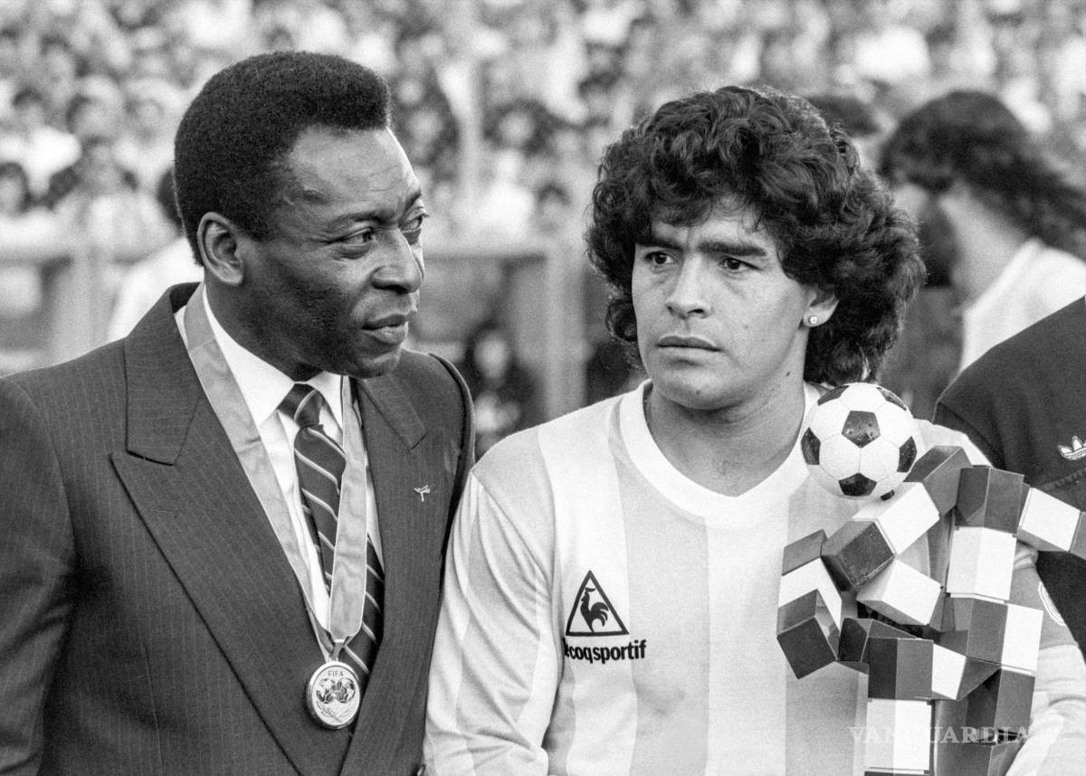 $!Pelé con el argentino Diego Armando Maradona.