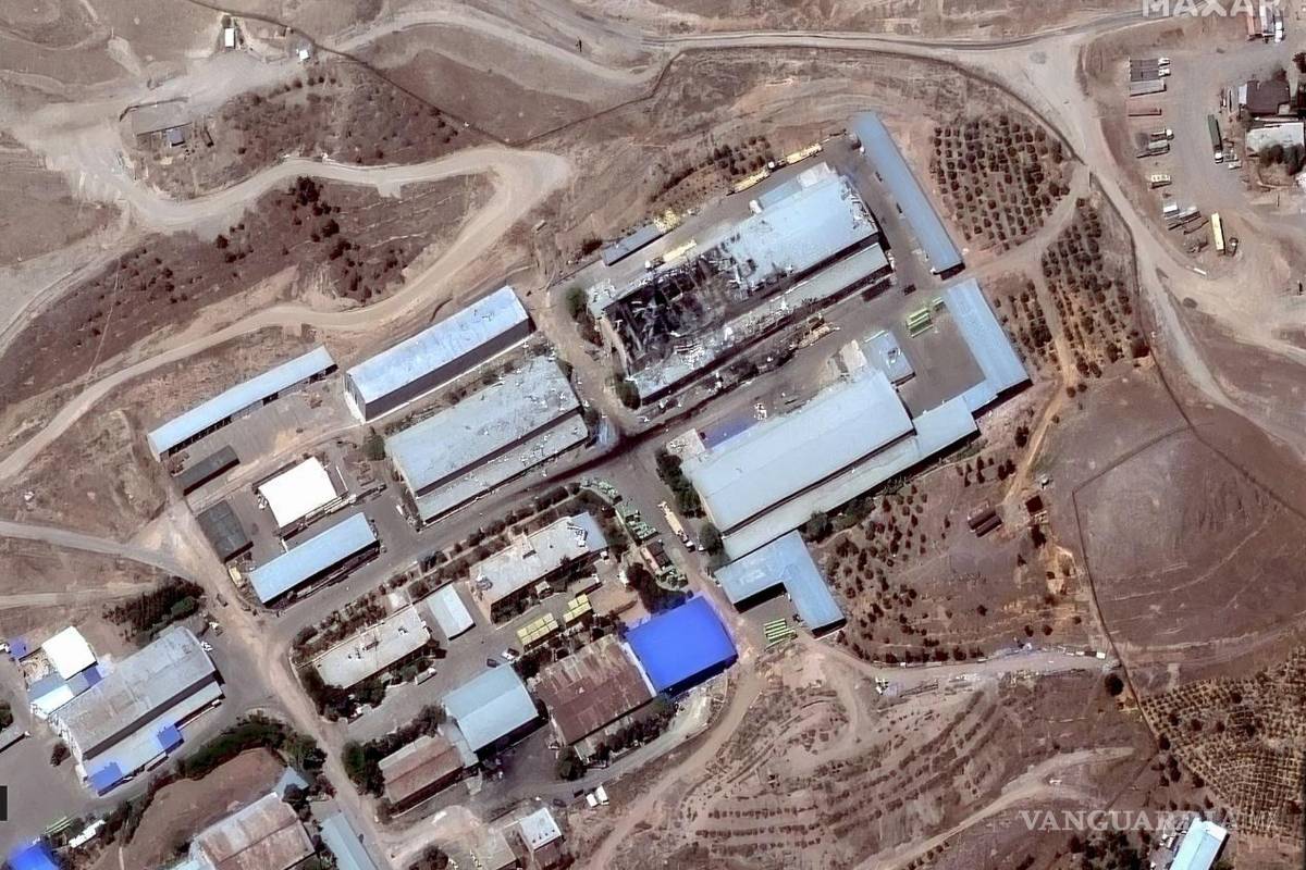 $!Una imagen satelital fde un edificio destruido de la Fuerza Aérea del Cuerpo de la Guardia Revolucionaria de Irántras los ataques aéreos israelíes en Teherán, Irán.