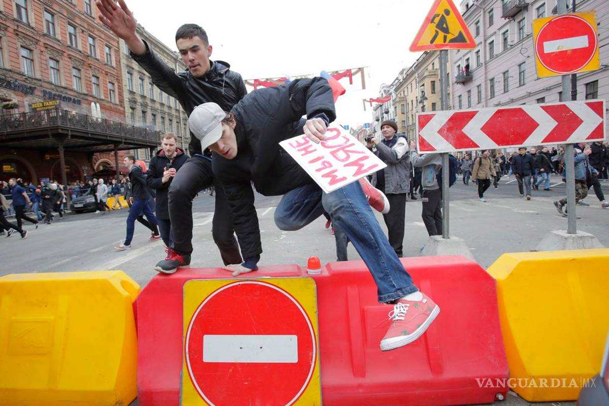 Arrestan a cientos en Rusia en protesta contra Putin