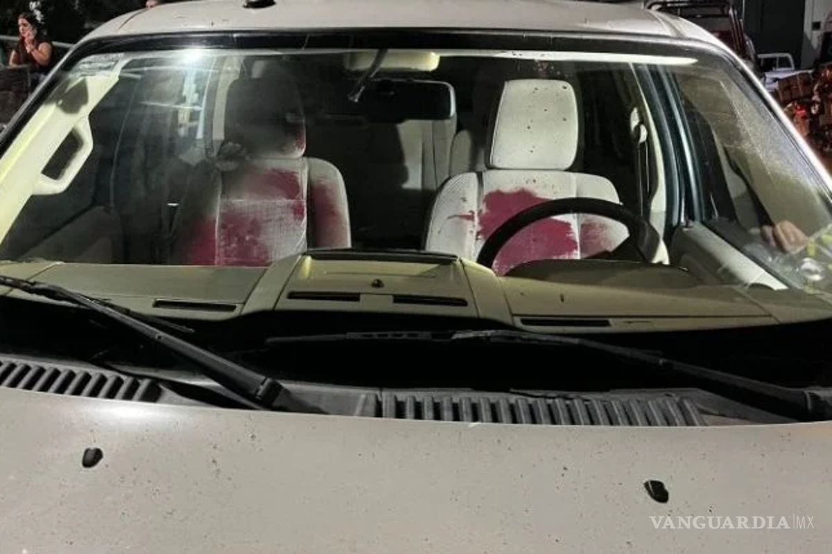 $!Los hombres, después de resultar heridos, se transportaron al hospital, donde se dice que uno de ellos se encuentra en estado crítico