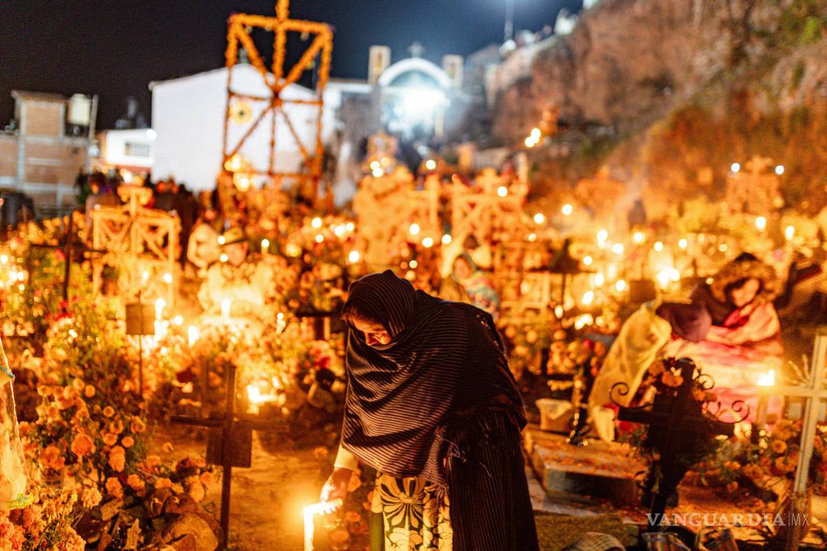$!El Día de Muertos representa el reencuentro entre el mundo de los vivos y el de los muertos.