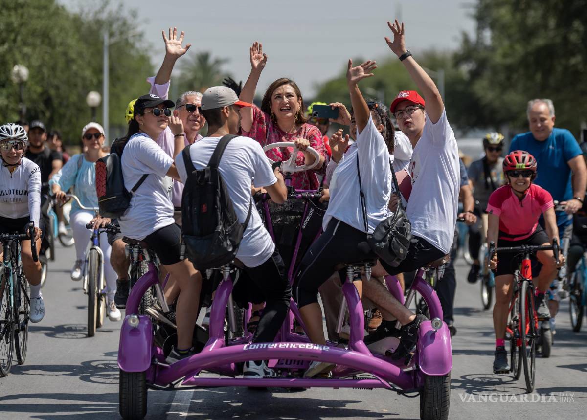 $!Xóchitl Gálvez, precandidata presidencial del Frente Amplio por México, durante un recorrido en bicicleta por Monterrey.