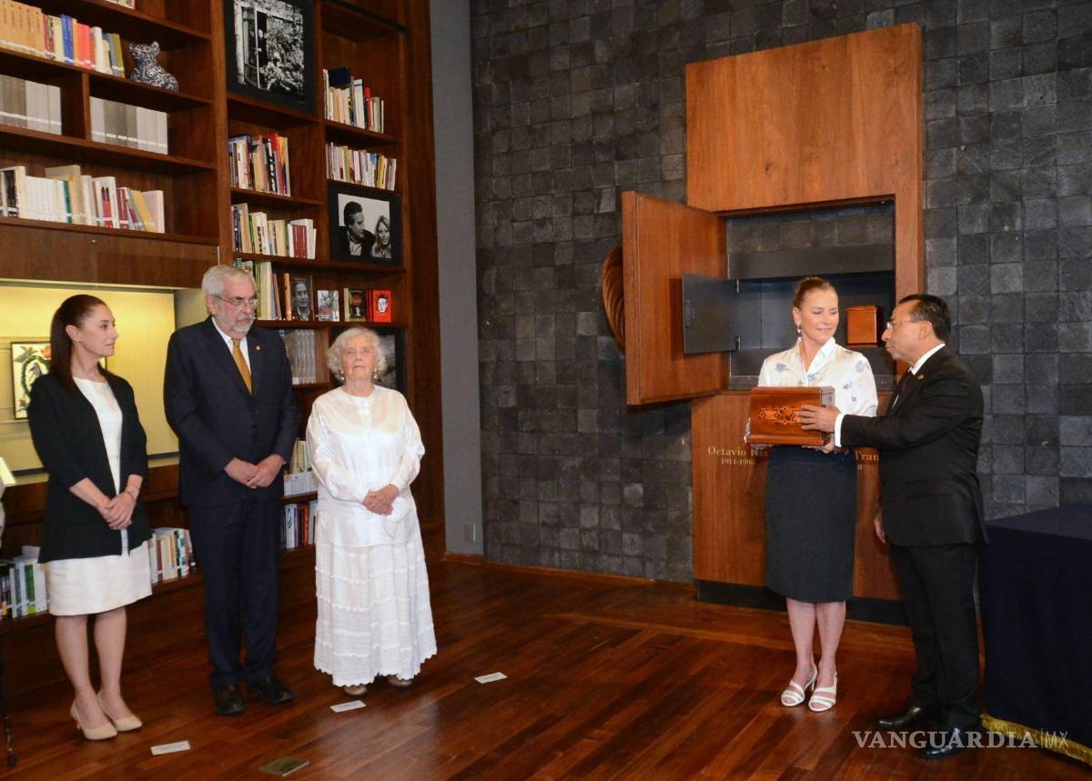$!Ceremonia en la cual fueron depositadas las cenizas de Octavio Paz y de su esposa Marie José Tramini “Marijo”, en el Colegio de San Ildefonso.