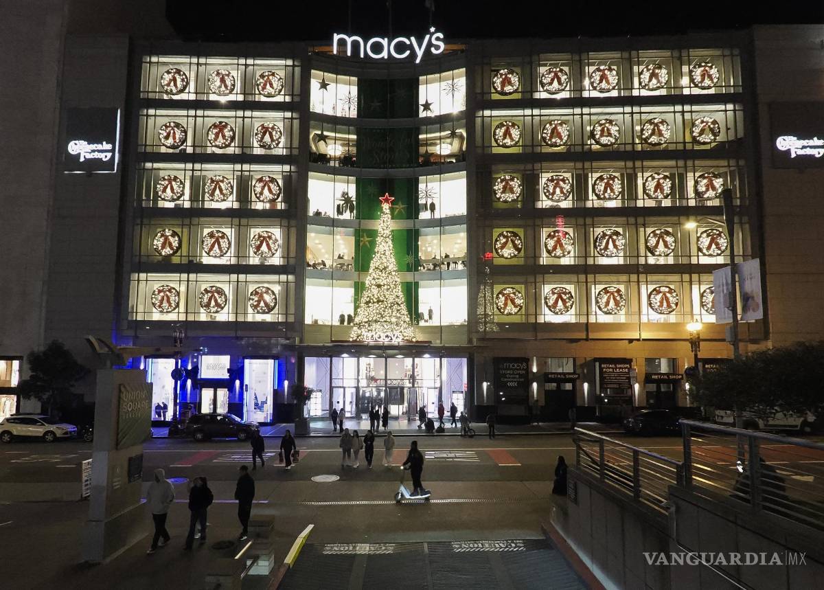$!Decoraciones navideñas de los escaparates de los grandes almacenes Macy’s en el distrito comercial Union Square de San Francisco, California.