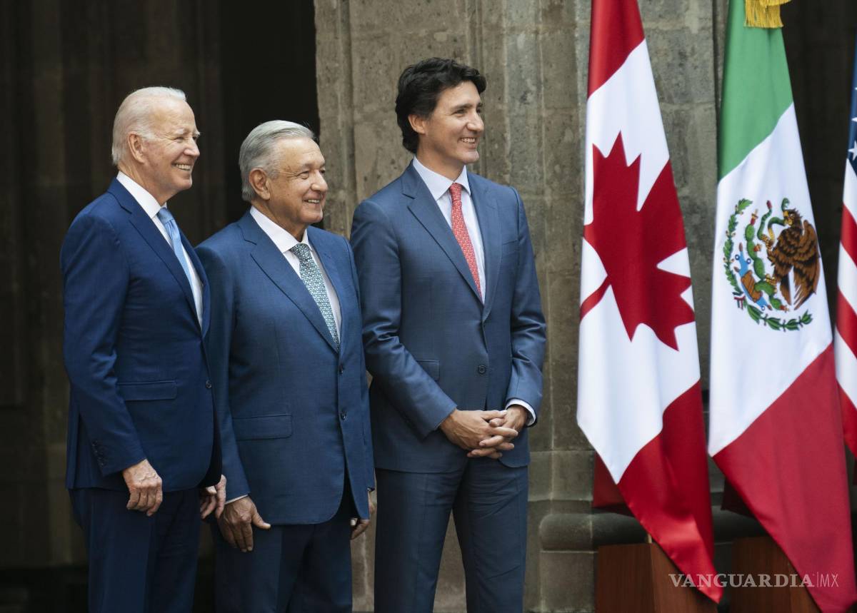 $!El presidente Joe Biden posa para una foto con el presidente mexicano, Andrés Manuel López Obrador, y el primer ministro canadiense, Justin Trudeau, cuando llegan a la 10.ª Cumbre de Líderes de América del Norte en el Palacio Nacional de la Ciudad de México, el martes 10 de enero de 2023.