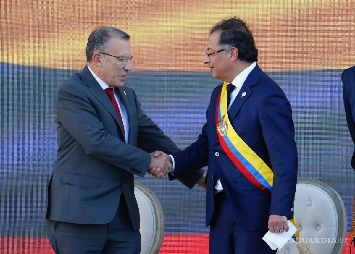 $!El presidente de Colombia, Gustavo Petro (d), le da la mano al presidente del Senado, Roy Barreras durante la ceremonia de investidura en Bogotá, Colombia.
