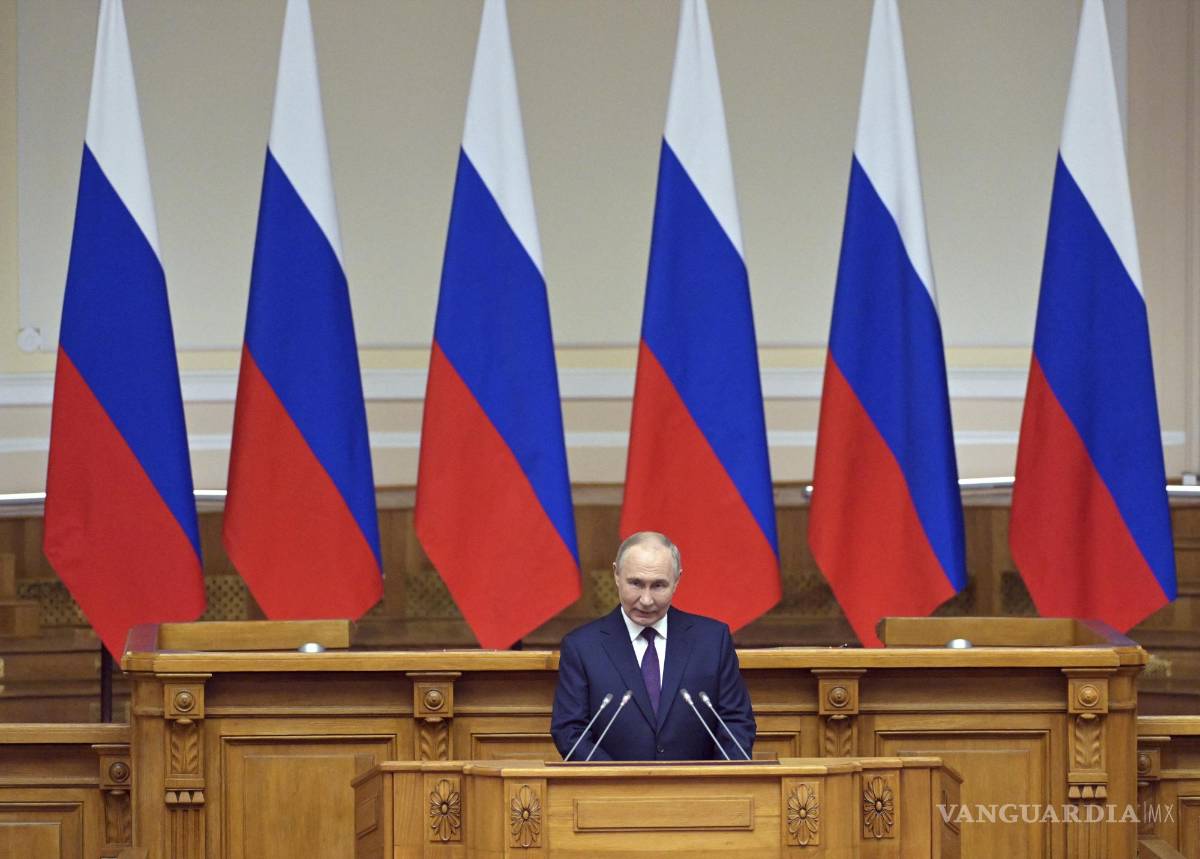$!El presidente ruso, Vladimir Putin, en la reunión del Consejo de Legisladores de Rusia en el Palacio Tauride en San Petersburgo, Rusia.
