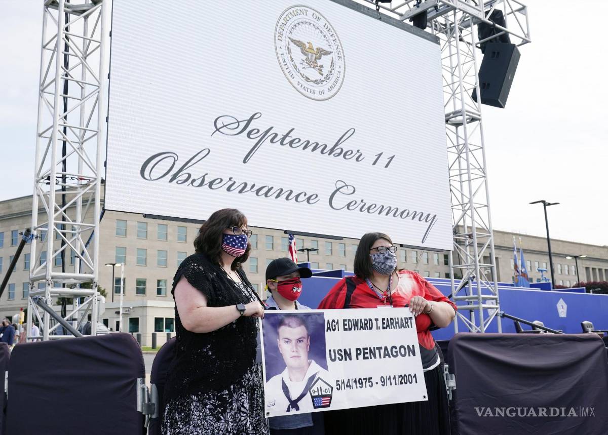 $!April Horton, izquierda, Blake Edward Schaffer, 10, y Andrea Stauter, derecha, hermanas y sobrino del suboficial de primera clase Edward Earhart, quien fue asesinado en el Pentágono el 11 de septiembre, posan para una foto familiar después de una ceremonia de observancia en el Pentágono en Washington. AP/Alex Brandon