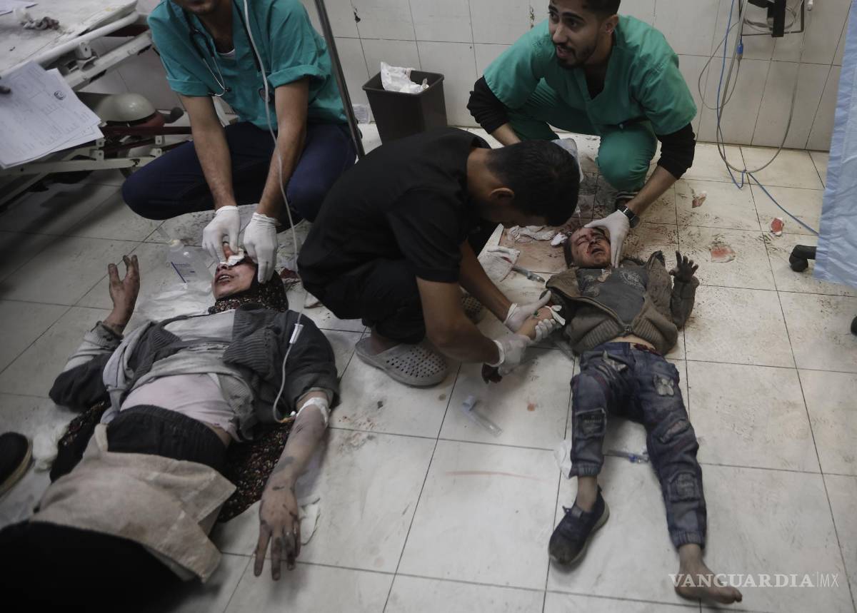 $!Este domingo se seguían acumulando los palestinos heridos en los bombardeos, algunos de los cuales eran atendidos en el hospital Nasser, en Khan Younis.