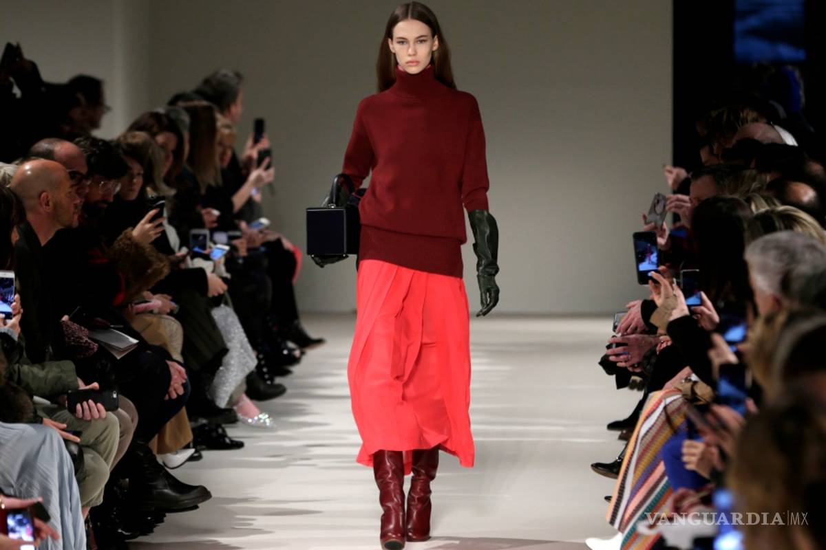 Apuesta Victoria Beckham por un otoño con aires británicos masculinos