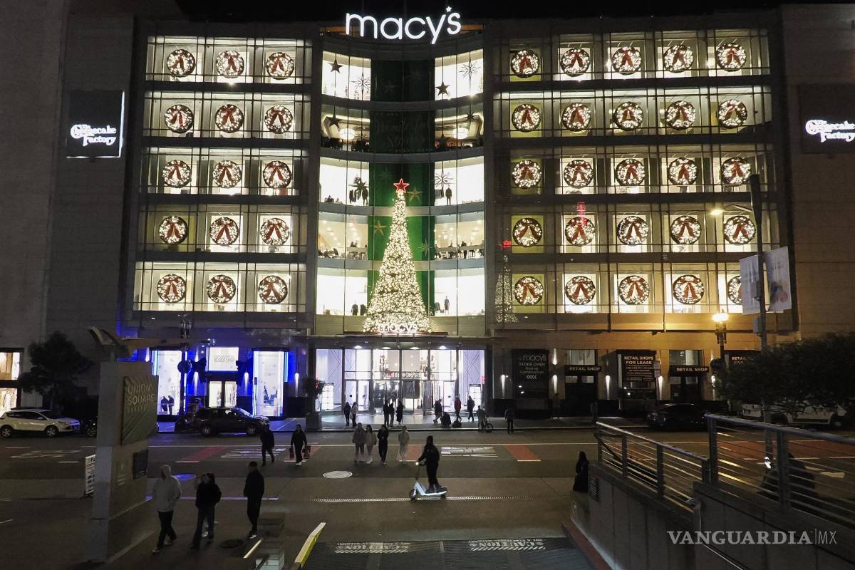 $!Decoraciones navideñas de los escaparates de los grandes almacenes Macy’s en el distrito comercial Union Square de San Francisco, California.