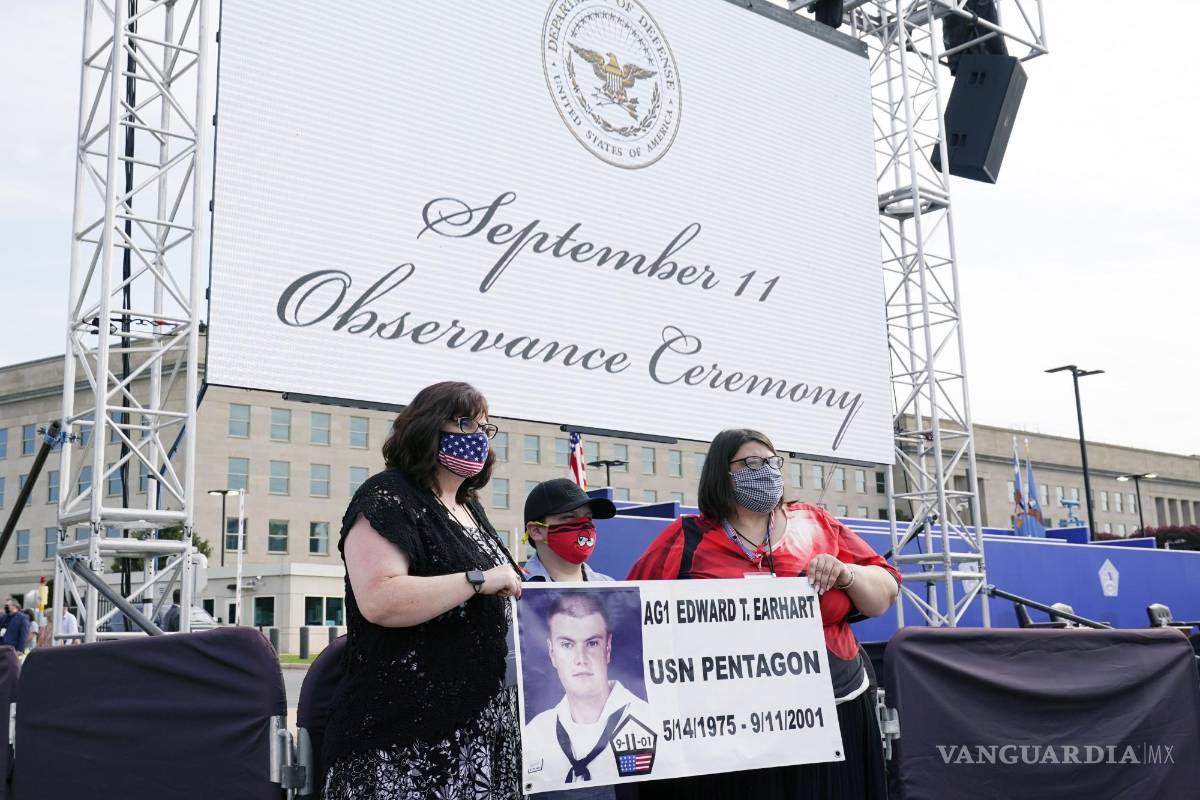 $!April Horton, izquierda, Blake Edward Schaffer, 10, y Andrea Stauter, derecha, hermanas y sobrino del suboficial de primera clase Edward Earhart, quien fue asesinado en el Pentágono el 11 de septiembre, posan para una foto familiar después de una ceremonia de observancia en el Pentágono en Washington. AP/Alex Brandon