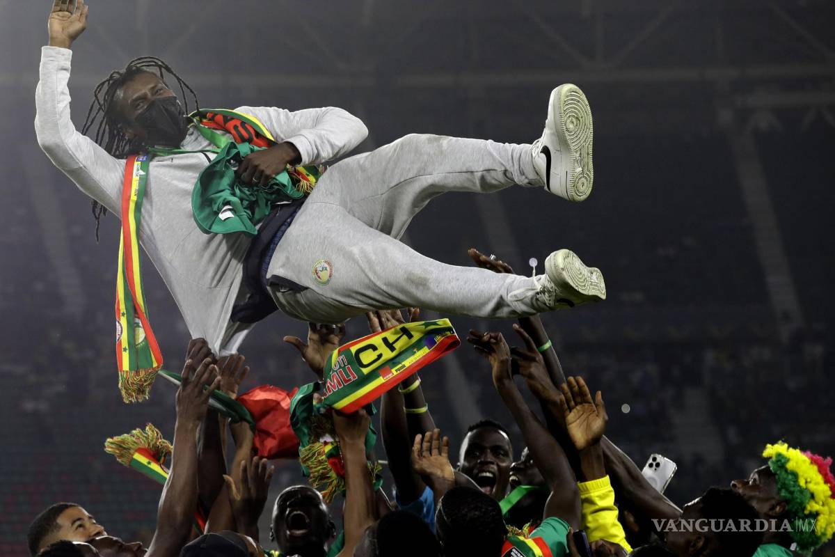 $!Jugadores de Senegal celebran con el entrenador en jefe de Senegal, Aliou Cisse, después de ganar el último partido de fútbol de la Copa Africana de Naciones.