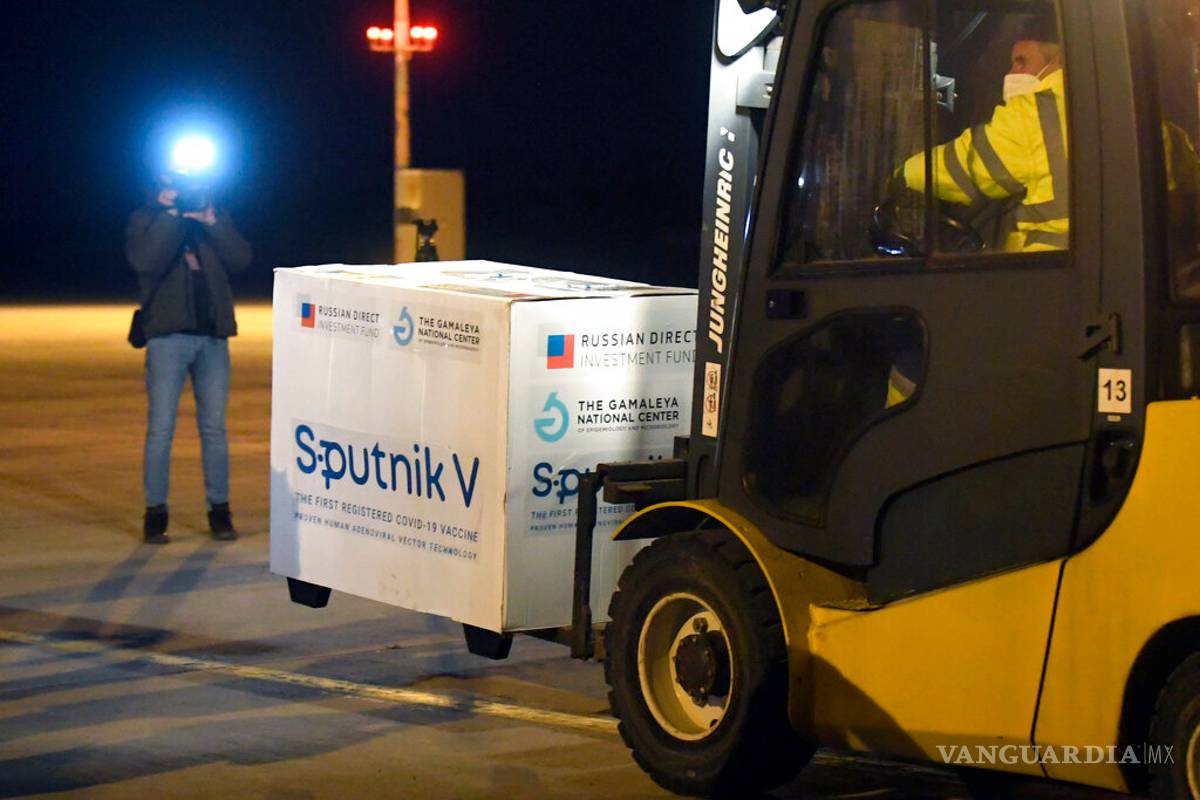 Reporta Ssa que Rusia enfrenta problemas para producir vacuna; rechaza farmacéutica la acusación