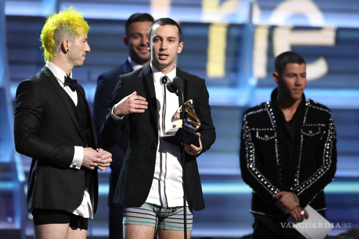 Twenty One Pilots recibe premio en calzones durante el Grammy