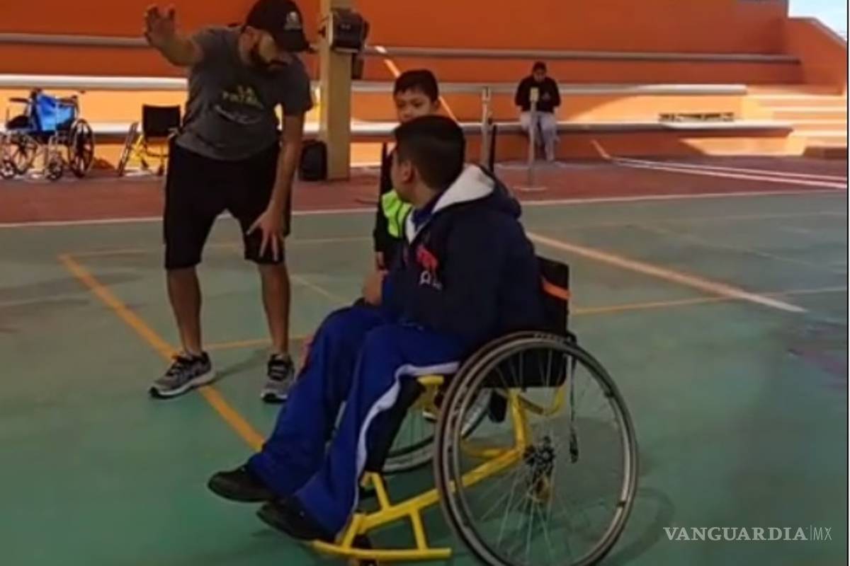 Dos amigos ponen el ejemplo y enseñan a jugar tochito a niños del CRIT de Saltillo