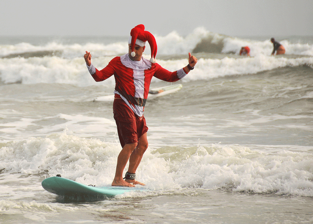Personas disfrazadas de Santa Claus surfean en Florida
