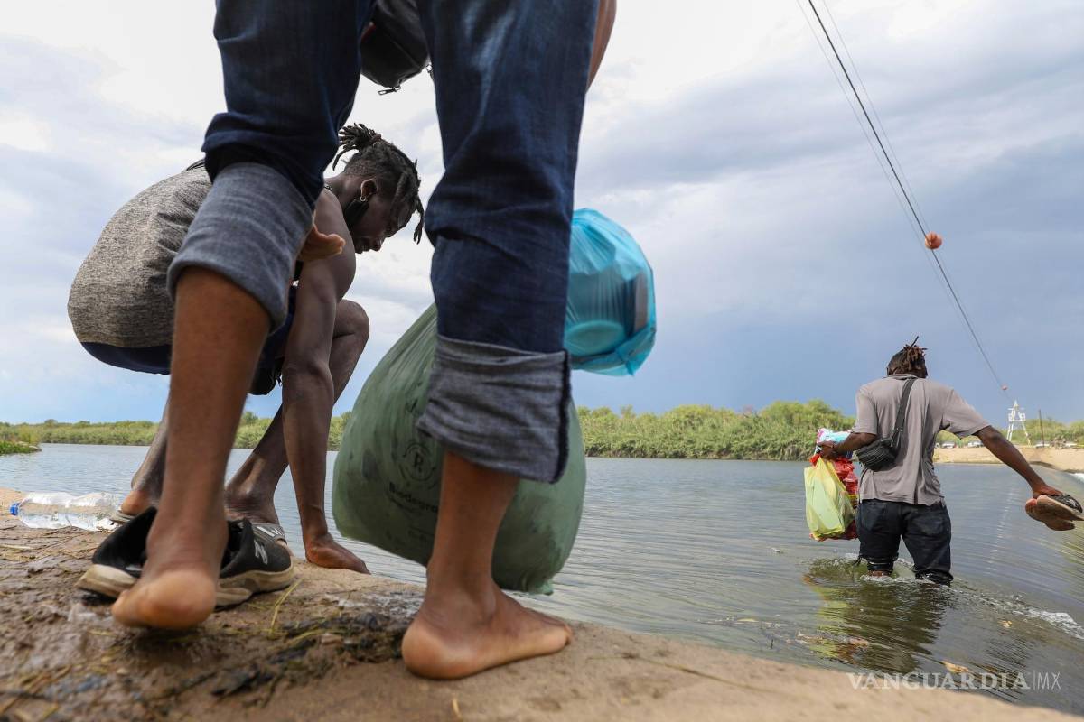 Caravana migrante ‘triunfa’: pasa retén de la GN y sigue su camino a la frontera