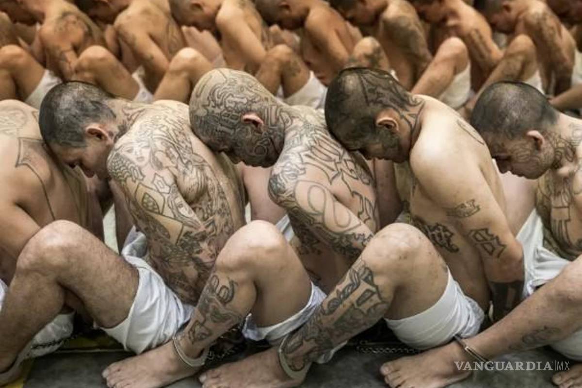 Otros 2 mil presuntos pandilleros ‘aterrizan’ en megacárcel de El Salvador
