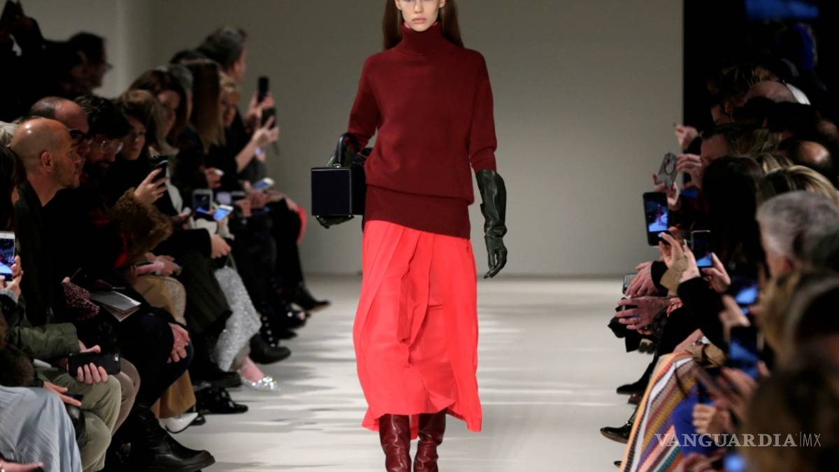 Apuesta Victoria Beckham por un otoño con aires británicos masculinos