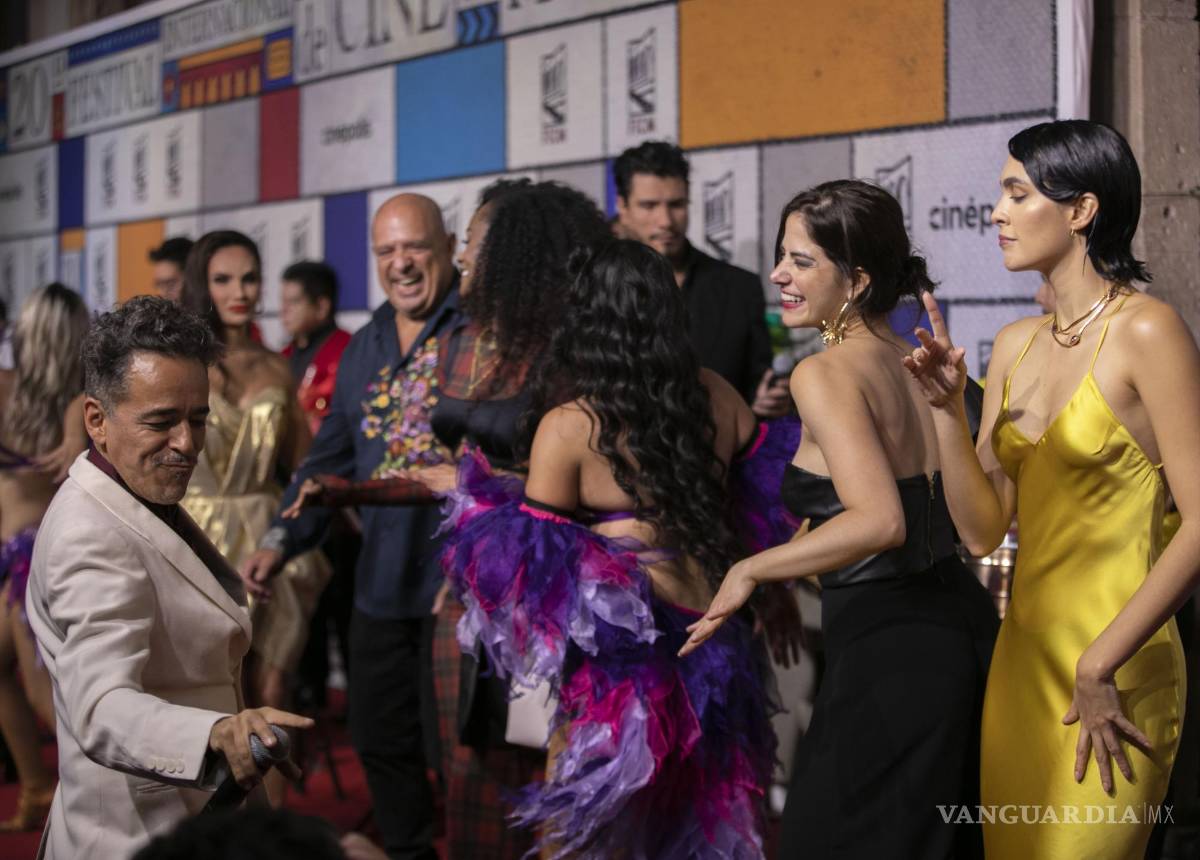 $!El cantante Rubén Albarrán, acompañado de la Orquesta Pérez Prado, se presenta durante el Festival Internacional de Cine de Morelia, en el estado de Michoacán.