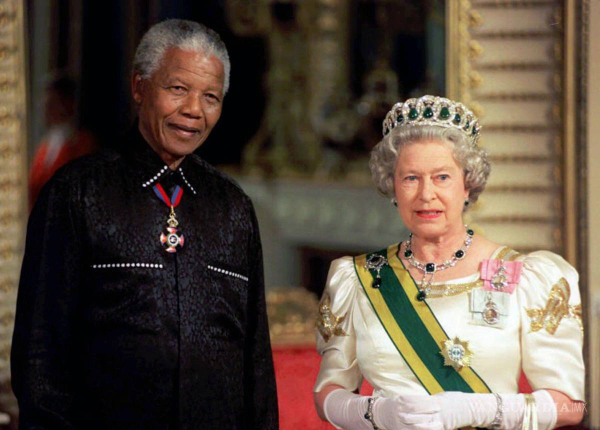 $!Imagen del martes 9 de julio de 1996, el presidente de Sudáfrica, Nelson Mandela, con la reina Isabel II a su llegada al Palacio de Buckingham, en Londres.