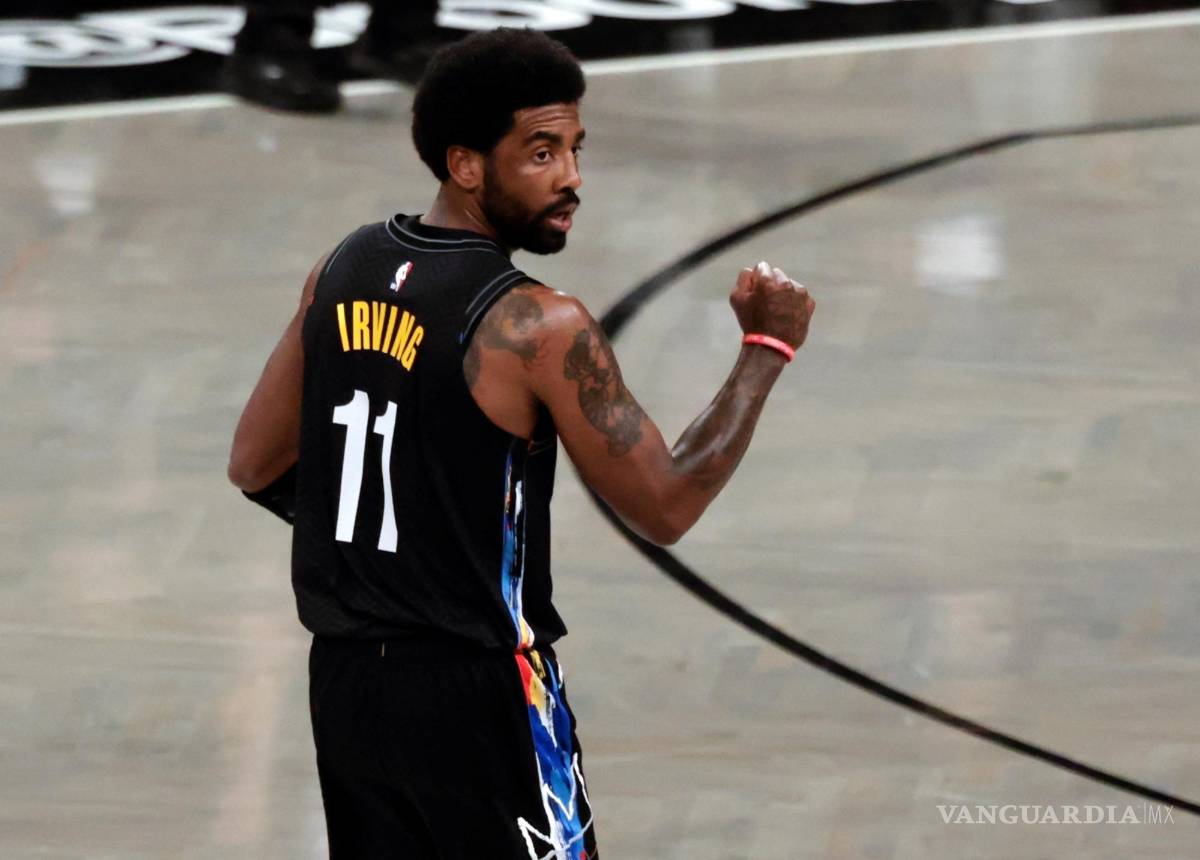 $!La negativa a vacunarse del jugador de Brooklyn Nets Kyrie Irving ha alterado los días previos al inicio de la nueva temporada de la NBA. EFE/EPA/Jason Szenes