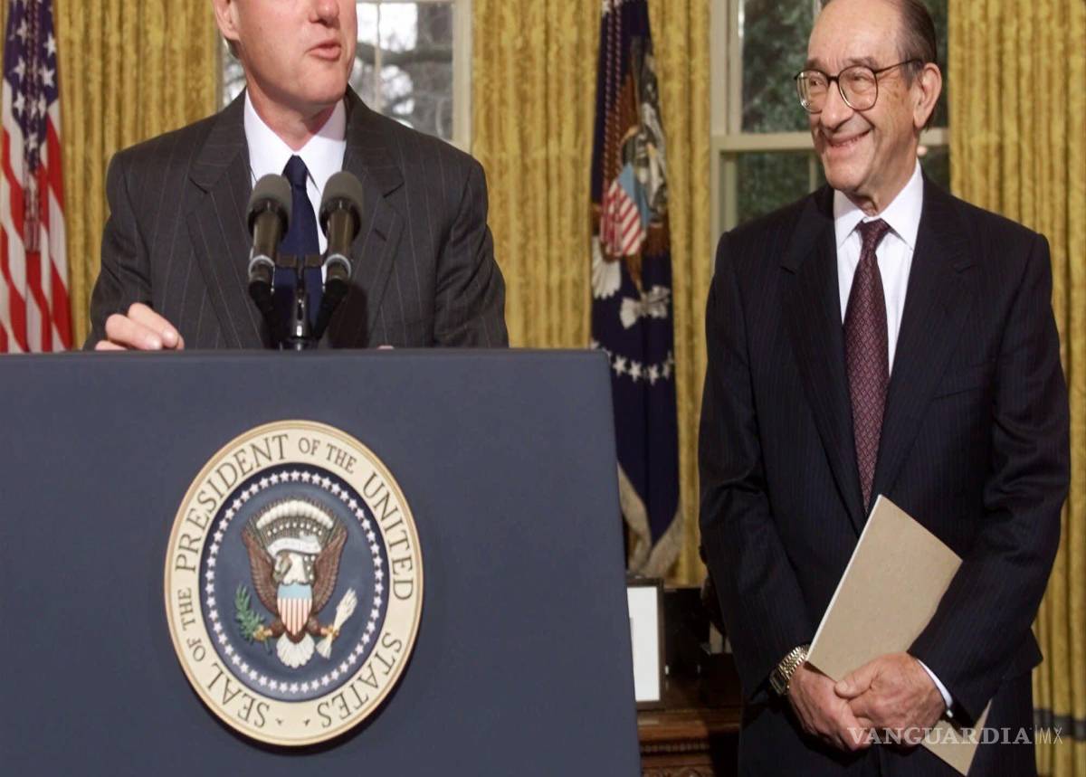 $!El presidente de la Junta de la Reserva Federal, Alan Greenspan, y el presidente Clinton habla en el Despacho Oval de la Casa Blanca, el 4 de enero de 2000.