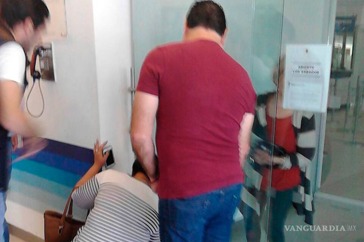 Olvida que es día feriado y termina atrapada en banco