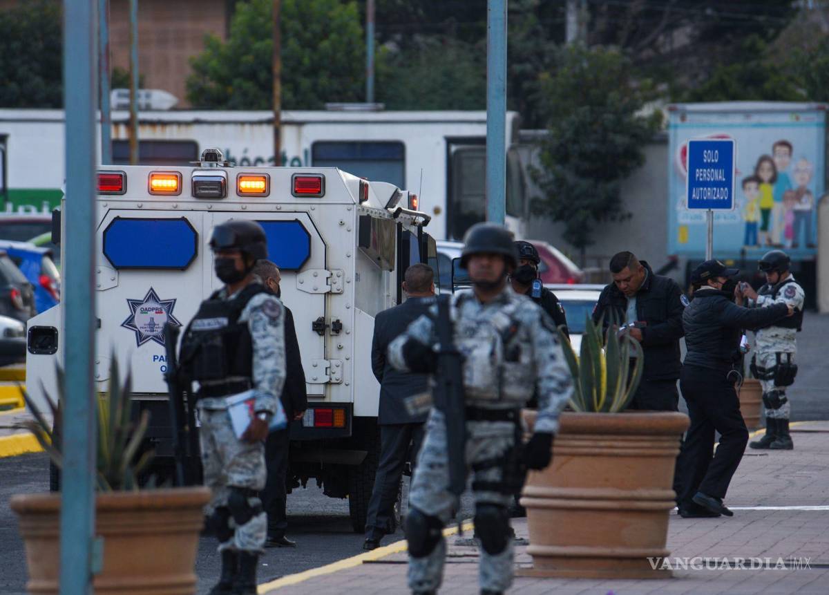 $!Elementos de la Guardia Nacional y Ejército Mexicano resguardan las inmediaciones del hospital.
