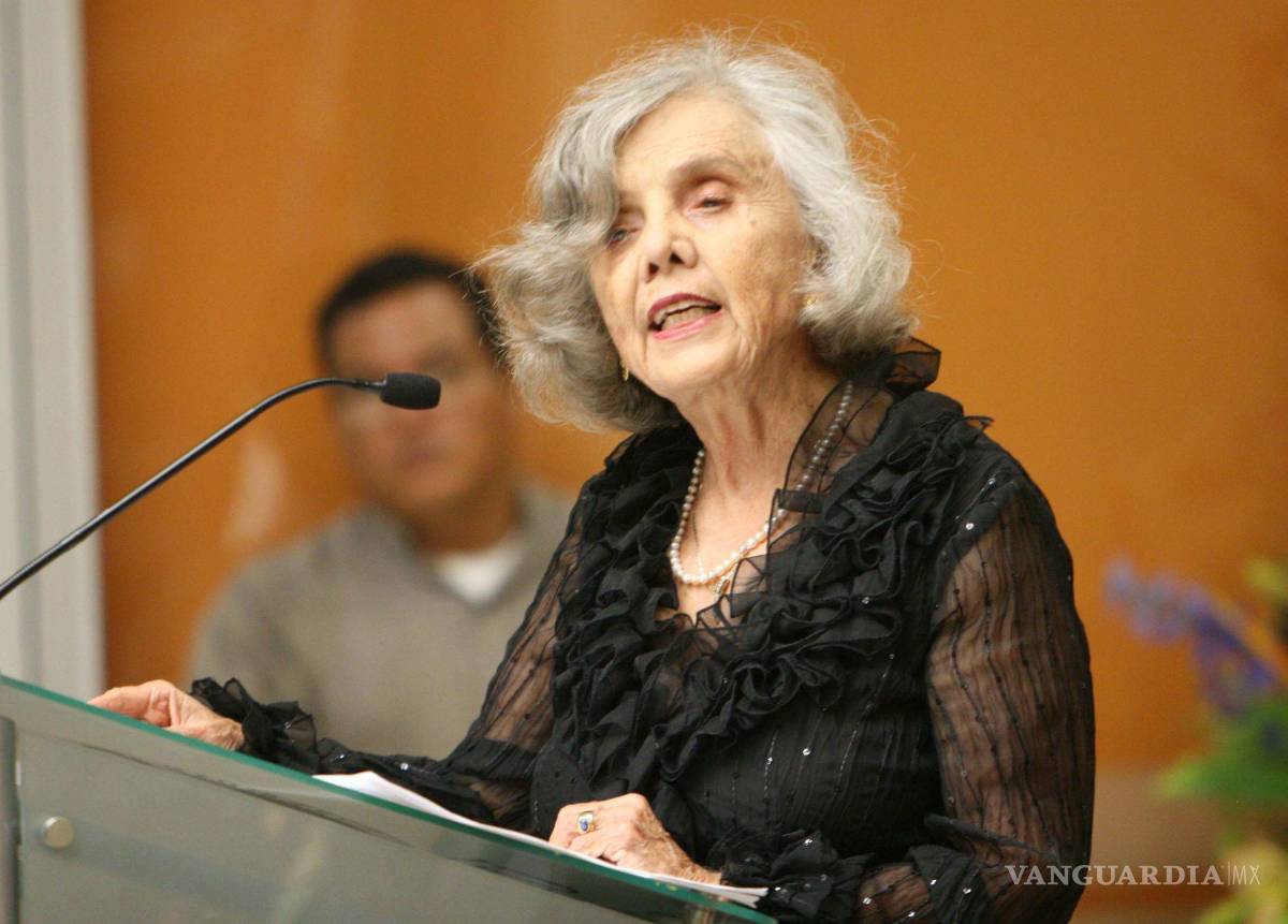 $!26SEPTIEMBRE2007. Elena Poniatowska en una conferencia en la inauguración de la exposicion de cariaturas en homenaje a Alfonso Reyes en Nuevo León.