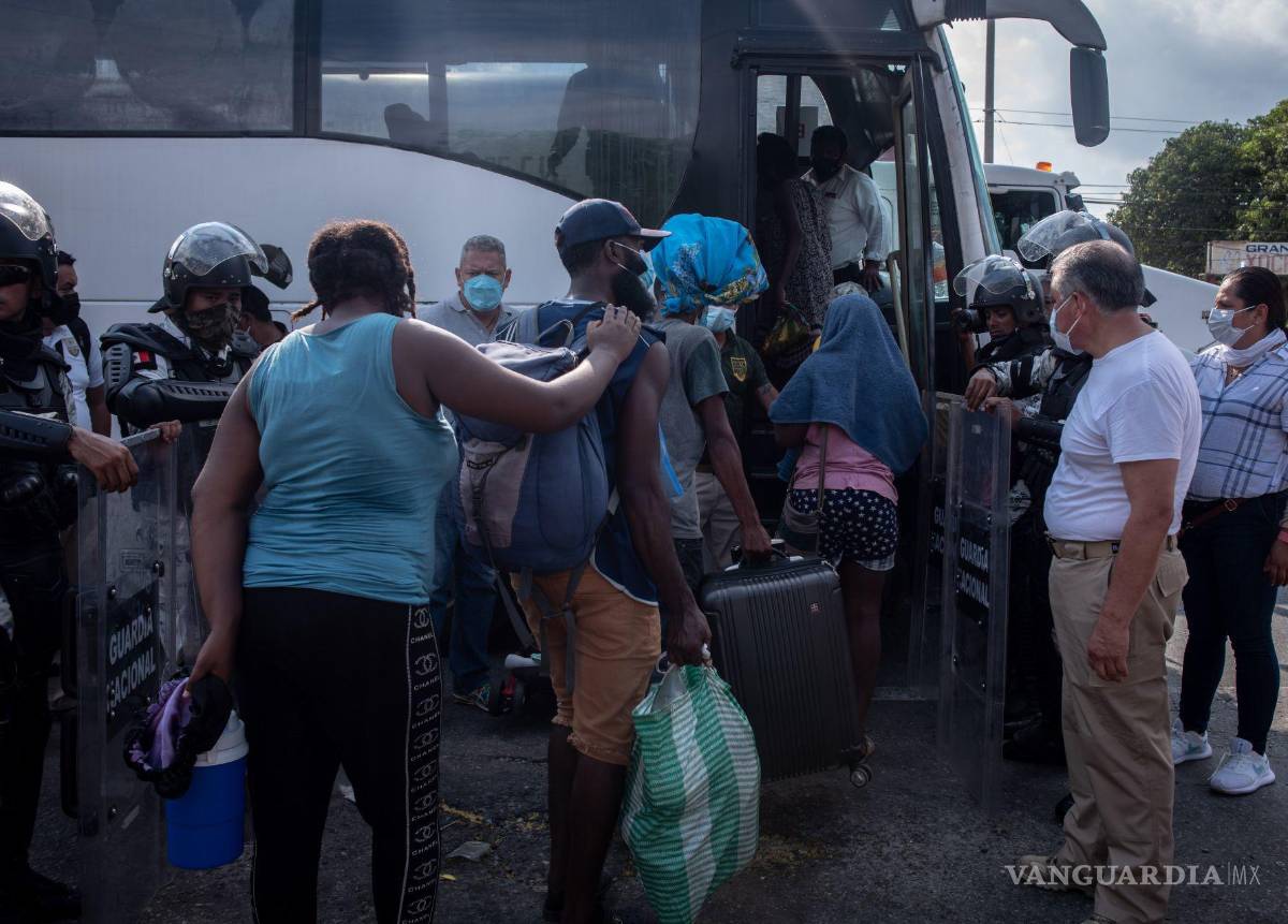 $!La caravana no siguió avanzando para evitar las altas temperaturas y cuidar la salud de niños y mujeres y evitar que se deshidraten.