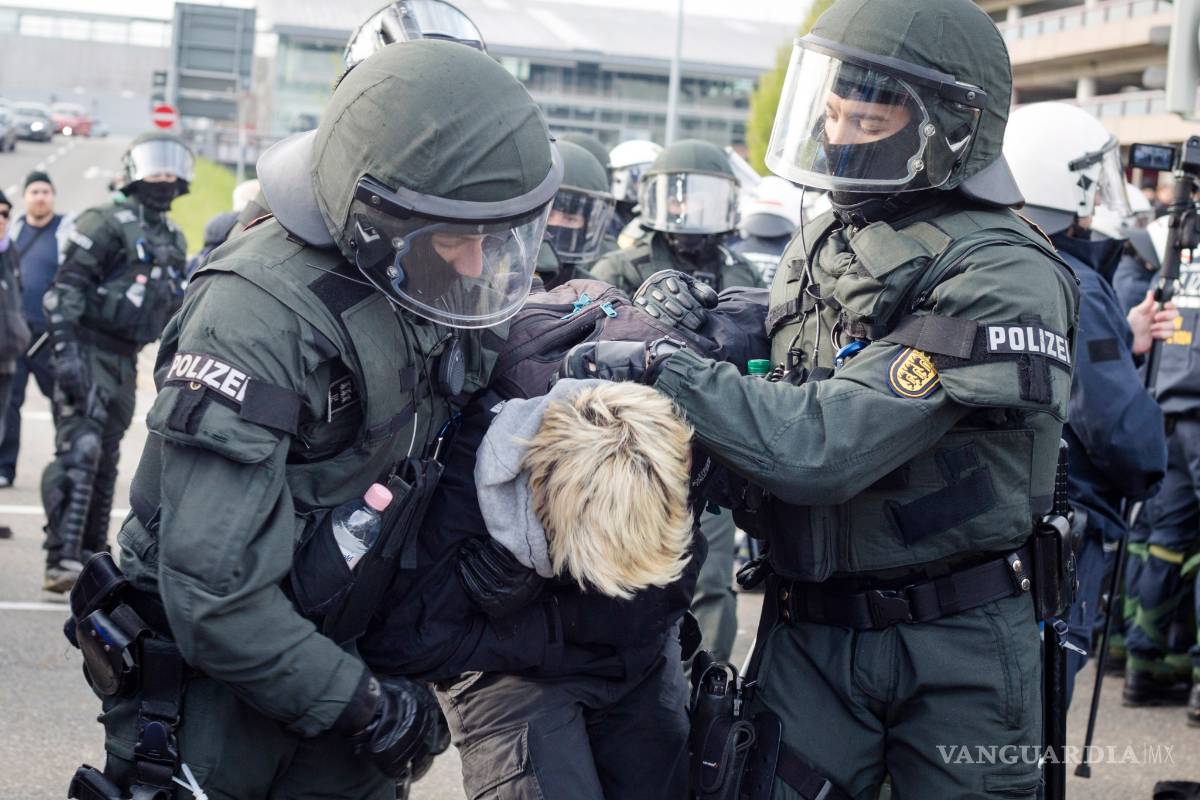 400 detenidos en las protestas por el congreso de los populistas xenófobos alemanes