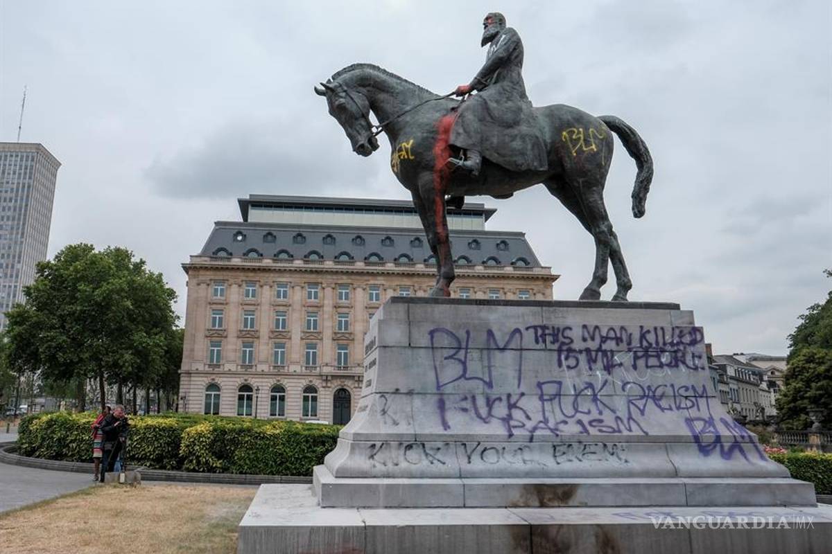 $!Monumentos y estatuas son víctimas de la ira y las protestas antirracistas en todo el mundo (fotos)