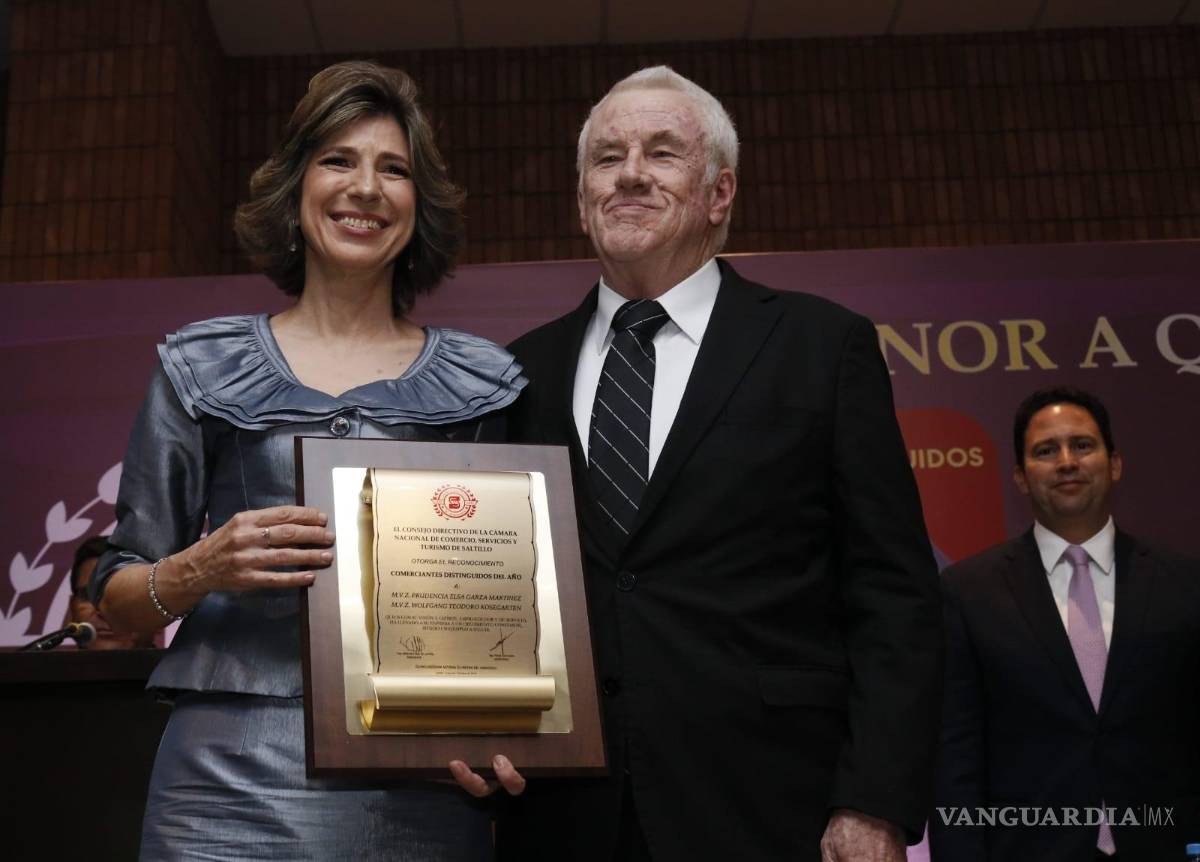 $!La presea para los comerciantes distinguidos fue para María Prudencia Garza Martínez y Wolfgang Kosegarten Gallagher.