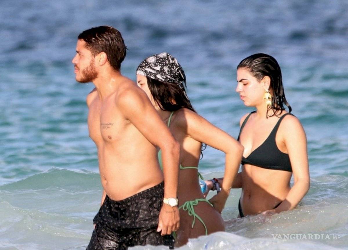 $!Captan de vacaciones a Jona dos Santos en Cancún con dos mujeres