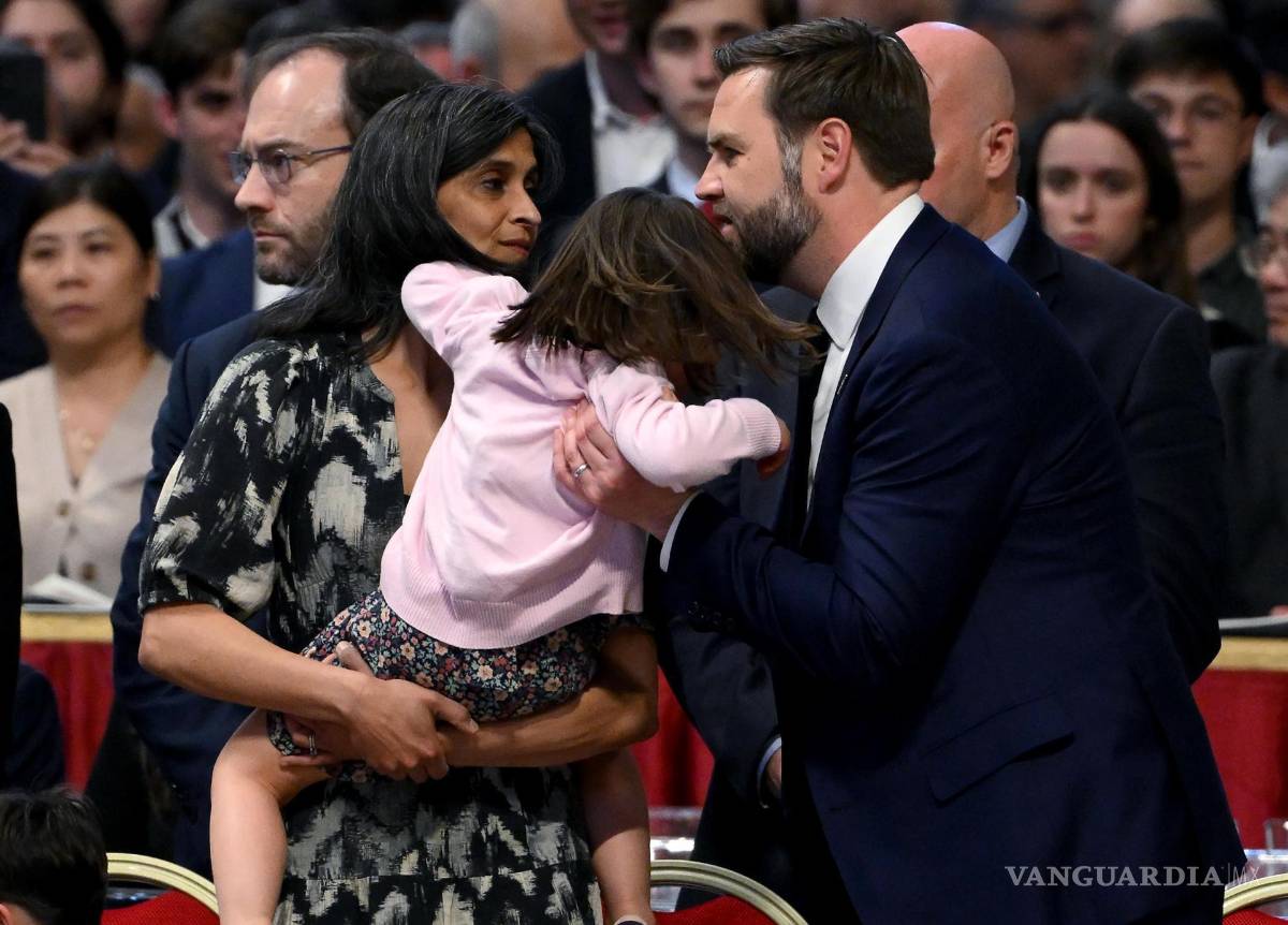 $!El Vicepresidente de los Estados Unidos JD Vance (d) con su esposa Usha Vance y su hija asiste a la Misa de Viernes Santo en la Basílica de San Pedro en el Vaticano.