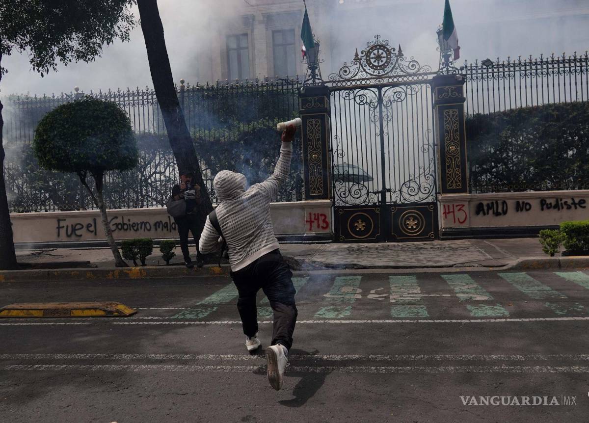 $!En el marco de los 10 Años de la desaparición forzada de los 43 estudiantes de la Escuela Rural Isidro Burgos, madres, padres y normalistas exigieron justicia en un mitin dentro de las actividades Sin Tregua Ni Cuartel, realizado afuera de las inmediaciones de la Secretaria de Gobernación.