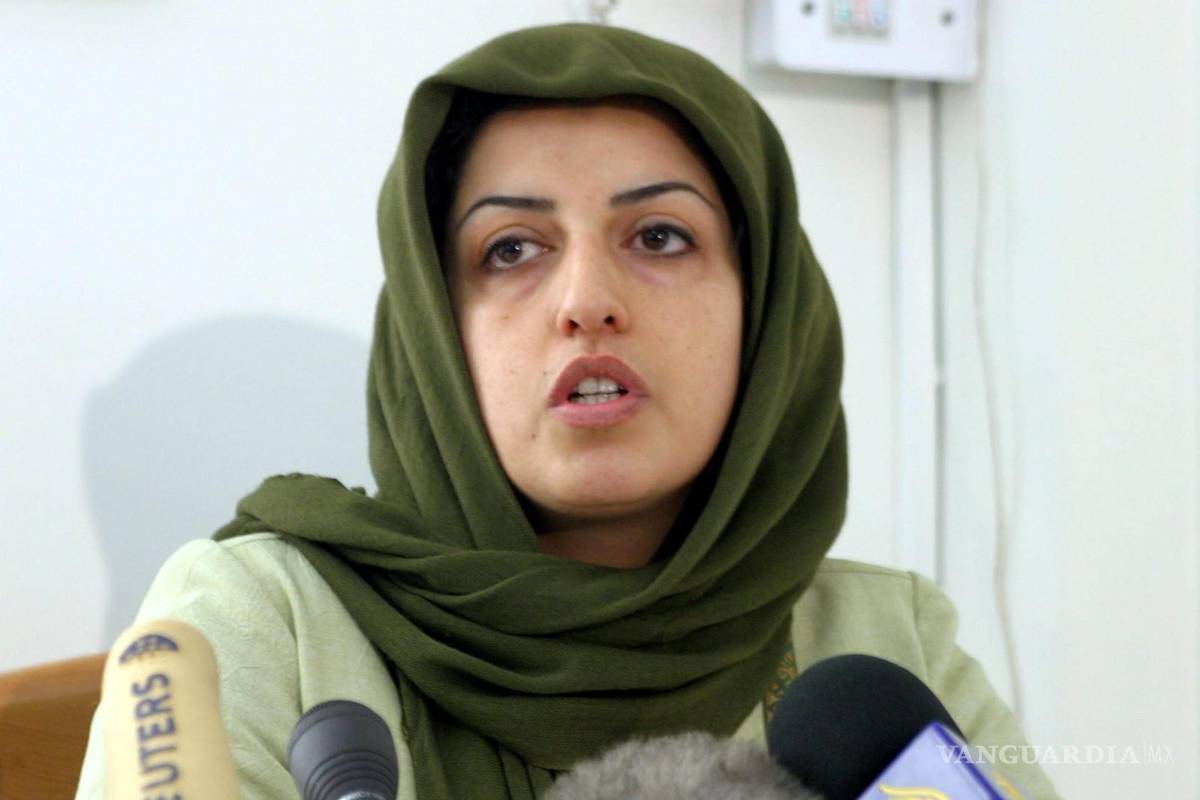 $!La activista iraní Narges Mohammadi habla durante la primera conferencia sobre violaciones de derechos humanos en el Centro de Derechos Humanos en Teherán.