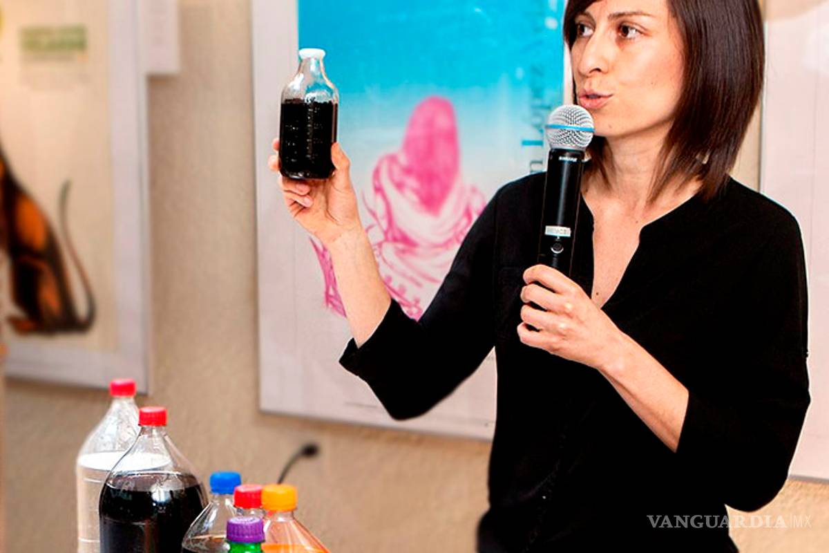 Activistas exhiben la “fórmula secreta” del refresco: es una peligrosa “melcocha tóxica”