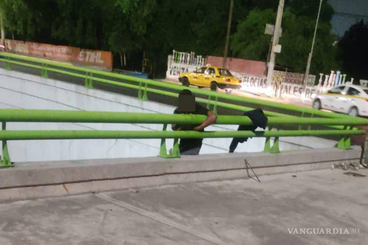 $!El hombre identificado como Marcos fue persuadido por los oficiales para desistir de su intento de suicidio.