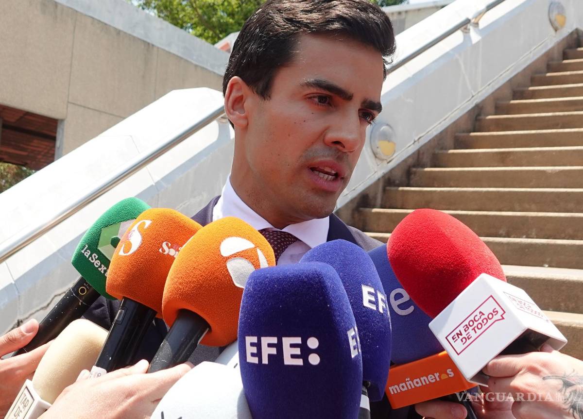 $!El abogado español del demandante, Juan Gonzalo Ospina, responde a las preguntas de los medios de comunicación en el Tribunal Provincial de Koh Samui.