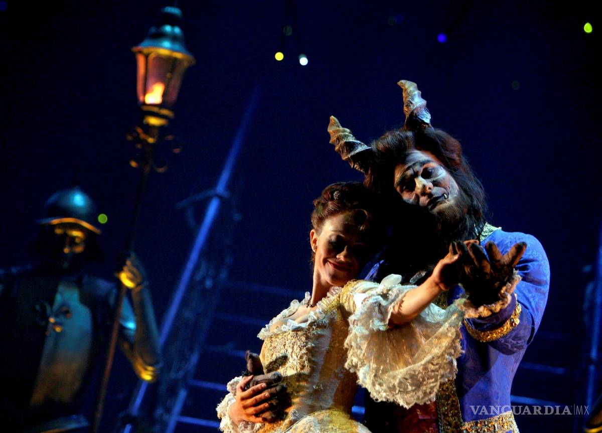 $!Espectáculo La Bella y la Bestia, una obra de teatro musical con letras de Howard Ashman y Tim Rice y música de Alan Menken en Barcelona (España). EFE/Alberto Estévez