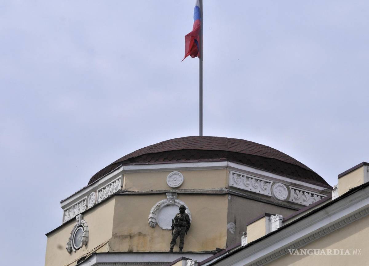 $!Un militar de la compañía militar privada (PMC) Wagner Group protege el techo de la sede del Distrito Militar del Sur en Rostov-on-Don, en el sur de Rusia.