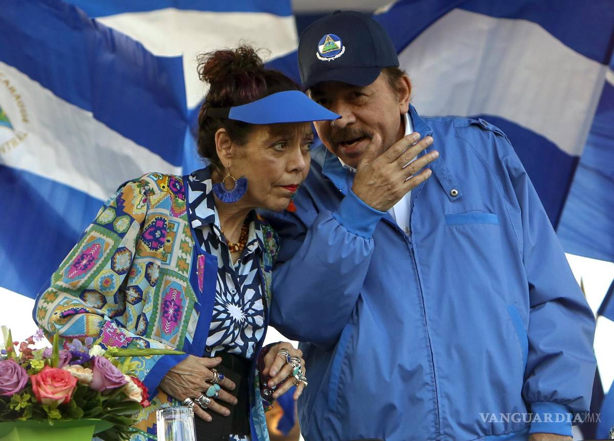 $!El presidente de Nicaragua, Daniel Ortega, y su esposa y vicepresidenta Rosario Murillo, encabezan un mitin en Managua, el 5 de septiembre de 2018. AP/Alfredo Zuniga
