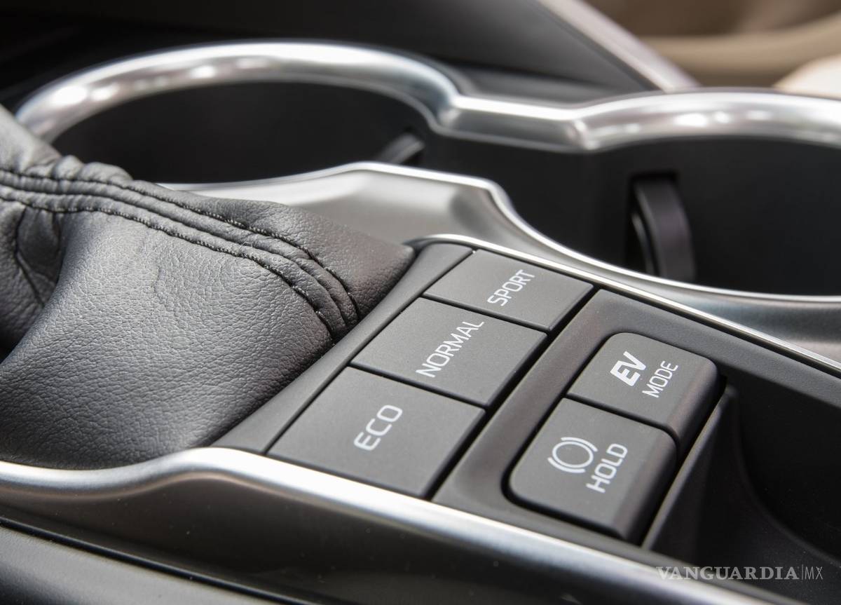 $!Toyota Camry Hybrid llega a México; estos son sus precios, versiones y equipamiento