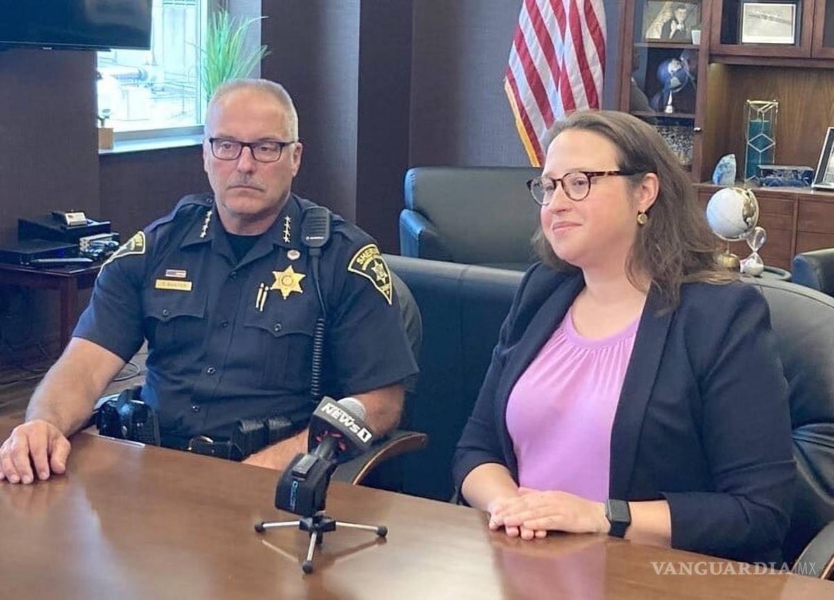 $!El sheriff del condado de Monroe, Todd Baxter y Jackie Bray, comisionada de la División de Seguridad Nacional y Servicios de Emergencia de Nueva York, en 2022.